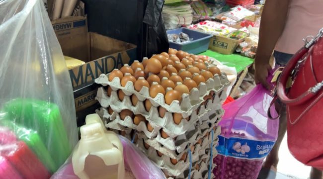 Penjualan telur ayam di Pasar Aroro Iroro Serui. (KabarPapua.co/Ainun Faathirjal)