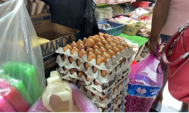 
					Penjualan telur ayam di Pasar Aroro Iroro Serui. (KabarPapua.co/Ainun Faathirjal)