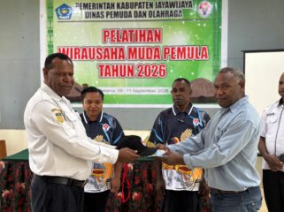 Staf Ahli Bupati Jayawijaya, Natalis Mumpu membuka kegiatan Pelatihan Wirausaha Muda Pemula Kabupaten Jayawijaya Tahun 2026. (Foto dok: Kominfo Jayawijaya)