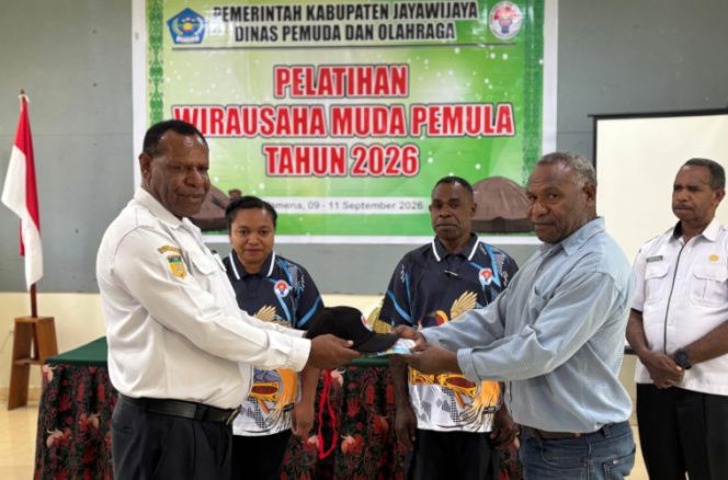 
					Staf Ahli Bupati Jayawijaya, Natalis Mumpu membuka kegiatan Pelatihan Wirausaha Muda Pemula Kabupaten Jayawijaya Tahun 2026. (Foto dok: Kominfo Jayawijaya)