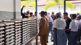 Suasana pembagian MBG di SMAN 2 Serui. (KabarPapua.co/Ainun Faathirjal)