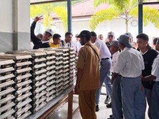 Suasana pembagian MBG di SMAN 2 Serui. (KabarPapua.co/Ainun Faathirjal)