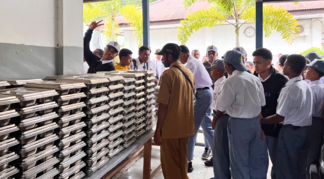 Suasana pembagian MBG di SMAN 2 Serui. (KabarPapua.co/Ainun Faathirjal)