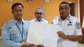 Penyerahan dokumrn pelepasan tanah dari masyarakat Pemilik hak ulayat kepada PLN. (Foto dok: IST)