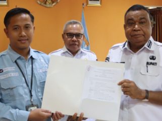 Penyerahan dokumrn pelepasan tanah dari masyarakat Pemilik hak ulayat kepada PLN. (Foto dok: IST)
