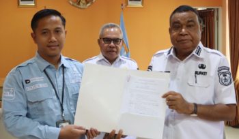 Penyerahan dokumrn pelepasan tanah dari masyarakat Pemilik hak ulayat kepada PLN. (Foto dok: IST)