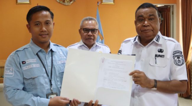 Penyerahan dokumrn pelepasan tanah dari masyarakat Pemilik hak ulayat kepada PLN. (Foto dok: IST)
