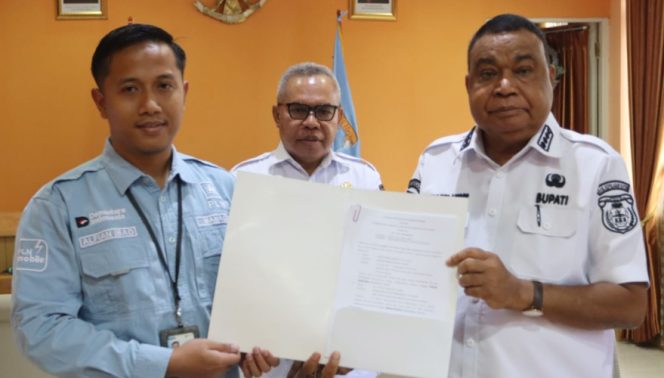 
					Penyerahan dokumrn pelepasan tanah dari masyarakat Pemilik hak ulayat kepada PLN. (Foto dok: IST)