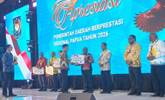 
					Saat Gubernur Papua Tengah Meki Nawipa terima penghargaan sebagai Pemeritah Provinsi Pertama Penurunan Tingkat Pengangguran. (Foto dok: papuatengahprov.go.id)