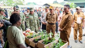 Asisten II Bidang Perekonomian dan Pembangunan Provinsi Papua Tengah Tumiran hadiri pembukaan bazar dan pasar murah yang diselenggarakan Korem 173/PVB di Nabire. (KabarPapua.co/Agies Pranoto)