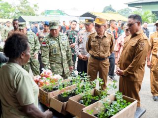 Asisten II Bidang Perekonomian dan Pembangunan Provinsi Papua Tengah Tumiran hadiri pembukaan bazar dan pasar murah yang diselenggarakan Korem 173/PVB di Nabire. (KabarPapua.co/Agies Pranoto)