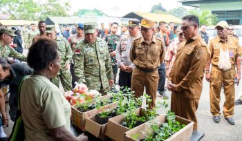 Asisten II Bidang Perekonomian dan Pembangunan Provinsi Papua Tengah Tumiran hadiri pembukaan bazar dan pasar murah yang diselenggarakan Korem 173/PVB di Nabire. (KabarPapua.co/Agies Pranoto)