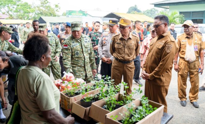 
					Asisten II Bidang Perekonomian dan Pembangunan Provinsi Papua Tengah Tumiran hadiri pembukaan bazar dan pasar murah yang diselenggarakan Korem 173/PVB di Nabire. (KabarPapua.co/Agies Pranoto)
