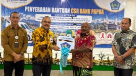 Wabup Jayawijaya, Ronny Elopere saat menerima bantuan 1 unit mobil layanan masyarakat dari PT Bank Pembangunan Daerah Papua (Bank Papua). 
(Foto dok: Kominfo Jayawijaya)
