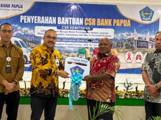 Wabup Jayawijaya, Ronny Elopere saat menerima bantuan 1 unit mobil layanan masyarakat dari PT Bank Pembangunan Daerah Papua (Bank Papua). 
(Foto dok: Kominfo Jayawijaya)
