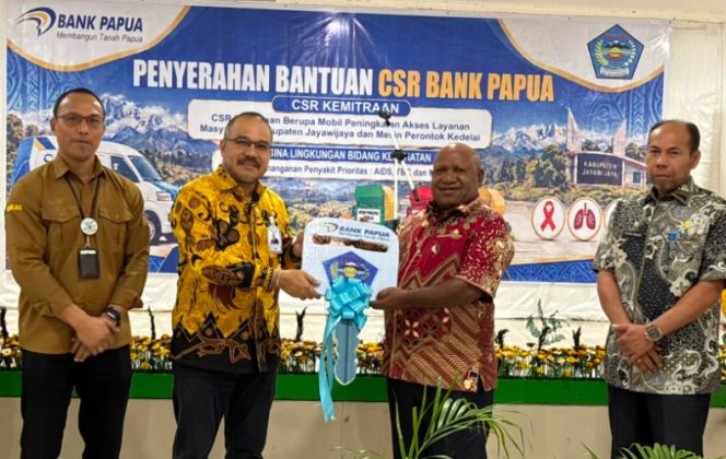 
					Wabup Jayawijaya, Ronny Elopere saat menerima bantuan 1 unit mobil layanan masyarakat dari PT Bank Pembangunan Daerah Papua (Bank Papua). 
(Foto dok: Kominfo Jayawijaya)
