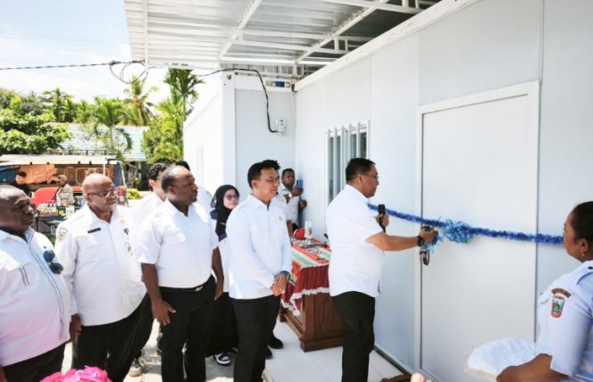 
					Pj Sekda Papua Tengah, Silwanus Soemoele mewakili Gubernur Meki Nawipa meresmikan gedung Kantor Disbunnak di Kampung Waharia, Distrik Teluk Kimi, Kabupaten Nabire. (Foto dok: papuatengahprov.go.id)