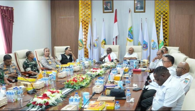 
					Saat Gubernur dan Wagub Papua Tengah bersama jajaran forkopimda secara daring mengikuti pengumuman penting yang disampaikan langsung Presiden RI Prabowo Subianto, dalam acara Panen Raya dan Pengumuman Swasembada Pangan Nasional. (Foto dok: papuatengahprov.go.id)