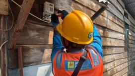 Petugas PLN melakukan pekerjaan tambah daya listrik pada pelanggan sebagai bagian dari program promo “Merdeka Daya”. (Foto dok: PLN Papua)