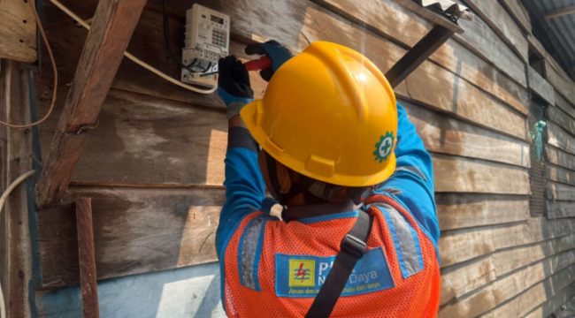 Petugas PLN melakukan pekerjaan tambah daya listrik pada pelanggan sebagai bagian dari program promo “Merdeka Daya”. (Foto dok: PLN Papua)