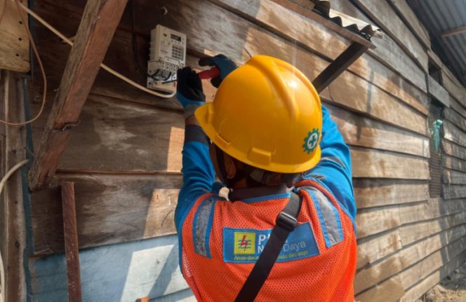 
					Petugas PLN melakukan pekerjaan tambah daya listrik pada pelanggan sebagai bagian dari program promo “Merdeka Daya”. (Foto dok: PLN Papua)