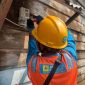 Petugas PLN melakukan pekerjaan tambah daya listrik pada pelanggan sebagai bagian dari program promo “Merdeka Daya”. (Foto dok: PLN Papua)