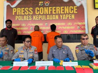 Kapolres Kepulauan Yapen AKBP Diaritz Felle saat memberikan keterangan dalam konferensi pers pengungkapan kasus dugaan peredaran narkotika. (KabarPapua.co/Ainun Faathirjal)