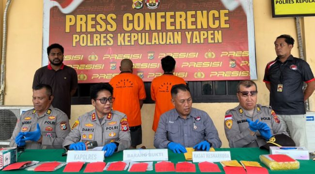 Kapolres Kepulauan Yapen AKBP Diaritz Felle saat memberikan keterangan dalam konferensi pers pengungkapan kasus dugaan peredaran narkotika. (KabarPapua.co/Ainun Faathirjal)