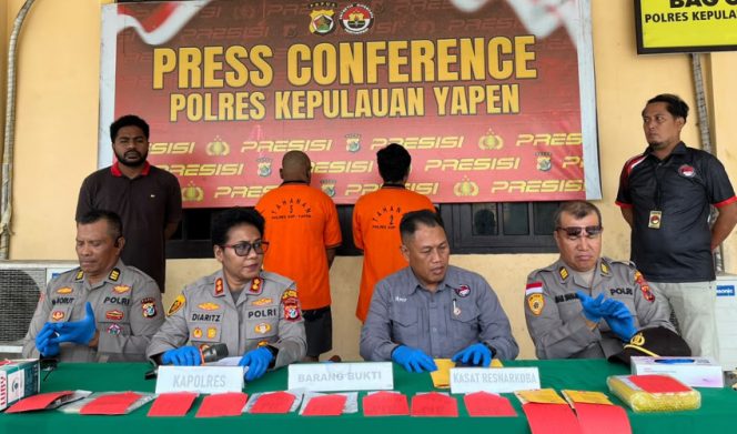 
					Kapolres Kepulauan Yapen AKBP Diaritz Felle saat memberikan keterangan dalam konferensi pers pengungkapan kasus dugaan peredaran narkotika. (KabarPapua.co/Ainun Faathirjal)