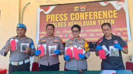 Kapolres Kepulauan Yapen AKBP Diaritz Felle bersama Wakapolres dan Kasat Resnarkoba saat konferensi pers pengungkapan kasus dugaan narkotika. (KabarPapua.co/Ainun Faathirjal)
