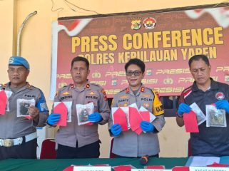 Kapolres Kepulauan Yapen AKBP Diaritz Felle bersama Wakapolres dan Kasat Resnarkoba saat konferensi pers pengungkapan kasus dugaan narkotika. (KabarPapua.co/Ainun Faathirjal)
