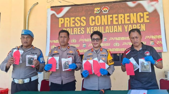Kapolres Kepulauan Yapen AKBP Diaritz Felle bersama Wakapolres dan Kasat Resnarkoba saat konferensi pers pengungkapan kasus dugaan narkotika. (KabarPapua.co/Ainun Faathirjal)
