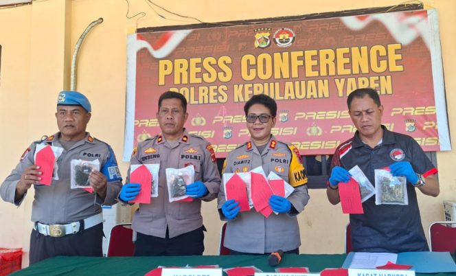 
					Kapolres Kepulauan Yapen AKBP Diaritz Felle bersama Wakapolres dan Kasat Resnarkoba saat konferensi pers pengungkapan kasus dugaan narkotika. (KabarPapua.co/Ainun Faathirjal)

