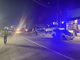 Personel Satlantas Polres Waropen melaksanakan patroli Blue Light untuk memantau situasi dan arus lalu lintas. (Foto dok: Humas Polres Waropen)
