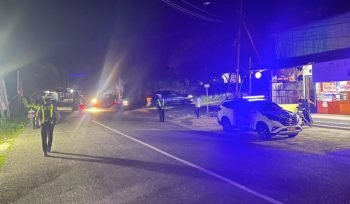 Personel Satlantas Polres Waropen melaksanakan patroli Blue Light untuk memantau situasi dan arus lalu lintas. (Foto dok: Humas Polres Waropen)
