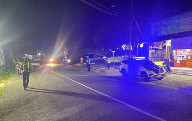 
					Personel Satlantas Polres Waropen melaksanakan patroli Blue Light untuk memantau situasi dan arus lalu lintas. (Foto dok: Humas Polres Waropen)
