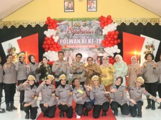 Kapolres Kepulauan Yapen AKBP Diaritz Felle berfoto bersama jajaran Polwan dan Bhayangkari dalam syukuran HUT ke-78 Polwan RI. (Foto dok: Humas Polres Kepulauan Yapen)