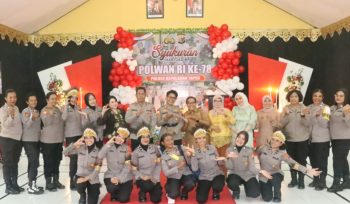 Kapolres Kepulauan Yapen AKBP Diaritz Felle berfoto bersama jajaran Polwan dan Bhayangkari dalam syukuran HUT ke-78 Polwan RI. (Foto dok: Humas Polres Kepulauan Yapen)