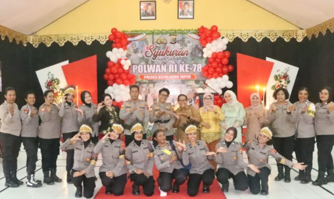 
					Kapolres Kepulauan Yapen AKBP Diaritz Felle berfoto bersama jajaran Polwan dan Bhayangkari dalam syukuran HUT ke-78 Polwan RI. (Foto dok: Humas Polres Kepulauan Yapen)