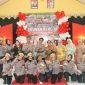 Kapolres Kepulauan Yapen AKBP Diaritz Felle berfoto bersama jajaran Polwan dan Bhayangkari dalam syukuran HUT ke-78 Polwan RI. (Foto dok: Humas Polres Kepulauan Yapen)