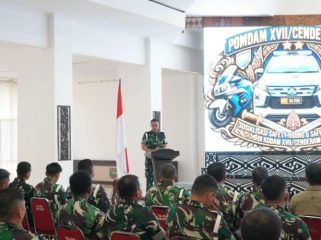 Pomdam XVII Cenderawasih memperkuat disiplin dan kesadaran personel dalam berlalu lintas melalui Sosialisasi dan Pembekalan Tata Cara serta Etika Berkendara. (Foto dok: IST)
