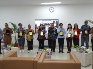 Direktur Utama RSUP Jayapura, Dr. dr. Petronella Marcia Risamasu, M.Ked.Trop, bersama Direktur Utama RSJPD Harapan Kita, Dr. dr. Iwan Dakota, Sp.JP(K), MARS usai menyerahkan plakat kepada perwakilan tujuh RSUD Papua Pegunungan di RSUP Jayapura. (Foto dok: Humas RSUP Jayapura/Narda Margaretha Sinambela)