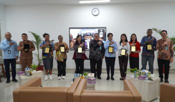Direktur Utama RSUP Jayapura, Dr. dr. Petronella Marcia Risamasu, M.Ked.Trop, bersama Direktur Utama RSJPD Harapan Kita, Dr. dr. Iwan Dakota, Sp.JP(K), MARS usai menyerahkan plakat kepada perwakilan tujuh RSUD Papua Pegunungan di RSUP Jayapura. (Foto dok: Humas RSUP Jayapura/Narda Margaretha Sinambela)