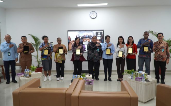 
					Direktur Utama RSUP Jayapura, Dr. dr. Petronella Marcia Risamasu, M.Ked.Trop, bersama Direktur Utama RSJPD Harapan Kita, Dr. dr. Iwan Dakota, Sp.JP(K), MARS usai menyerahkan plakat kepada perwakilan tujuh RSUD Papua Pegunungan di RSUP Jayapura. (Foto dok: Humas RSUP Jayapura/Narda Margaretha Sinambela)