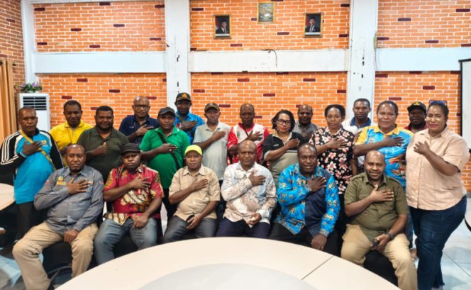 
					Foto bersama para pejabat ASN asal Deiyai usai gelar rakor persiapan penyambutan kunker Gubernur Papua Tengah. (Foto dok: IST)