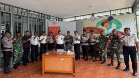 Petugas Lapas Kelas IIB Serui bersama personel TNI-Polri menunjukkan barang hasil razia blok hunian WBP. (Foto dok: IST)