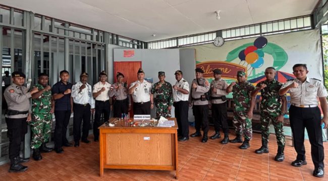Petugas Lapas Kelas IIB Serui bersama personel TNI-Polri menunjukkan barang hasil razia blok hunian WBP. (Foto dok: IST)