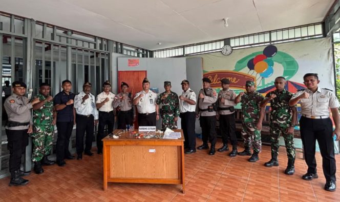 
					Petugas Lapas Kelas IIB Serui bersama personel TNI-Polri menunjukkan barang hasil razia blok hunian WBP. (Foto dok: IST)
