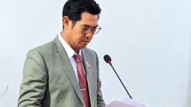 Anggota DPRK Kepulauan Yapen sekaligus Juru Bicara Fraksi Partai NasDem, Rian Hendrik, menyampaikan pandangan Fraksi NasDem dalam Rapat Paripurna DPRK Kepulauan Yapen. (KabarPapua.co/Ainun Faathirjal)