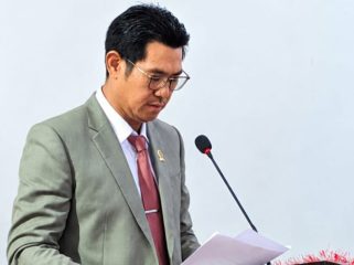 Anggota DPRK Kepulauan Yapen sekaligus Juru Bicara Fraksi Partai NasDem, Rian Hendrik, menyampaikan pandangan Fraksi NasDem dalam Rapat Paripurna DPRK Kepulauan Yapen. (KabarPapua.co/Ainun Faathirjal)